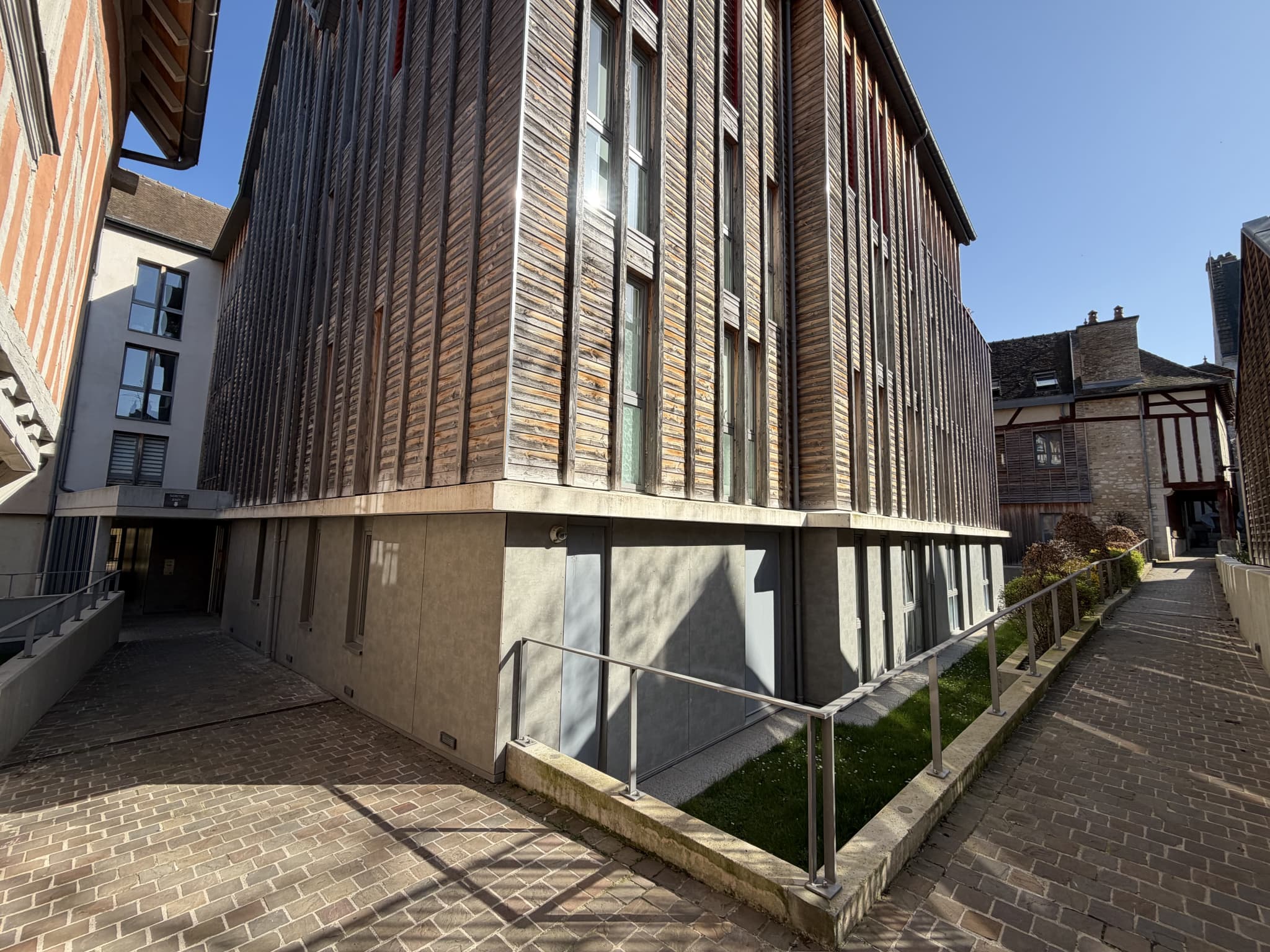 TROYES CENTRE-VILLE - BUREAUX PROFESSIONELS - COPRO DE STANDING — photo 1