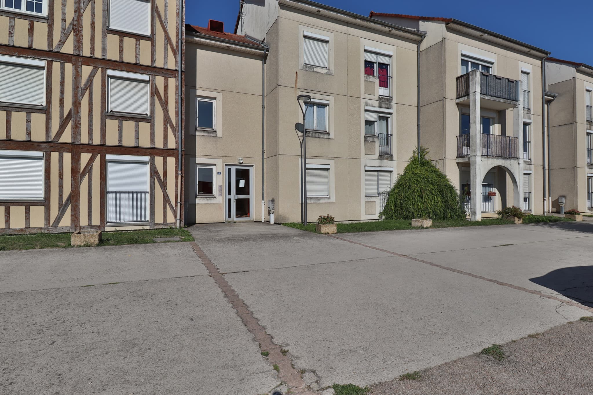 Appartement T5 en duplex de 97 m2 avec 4 chambres et deux places de parking — photo 1