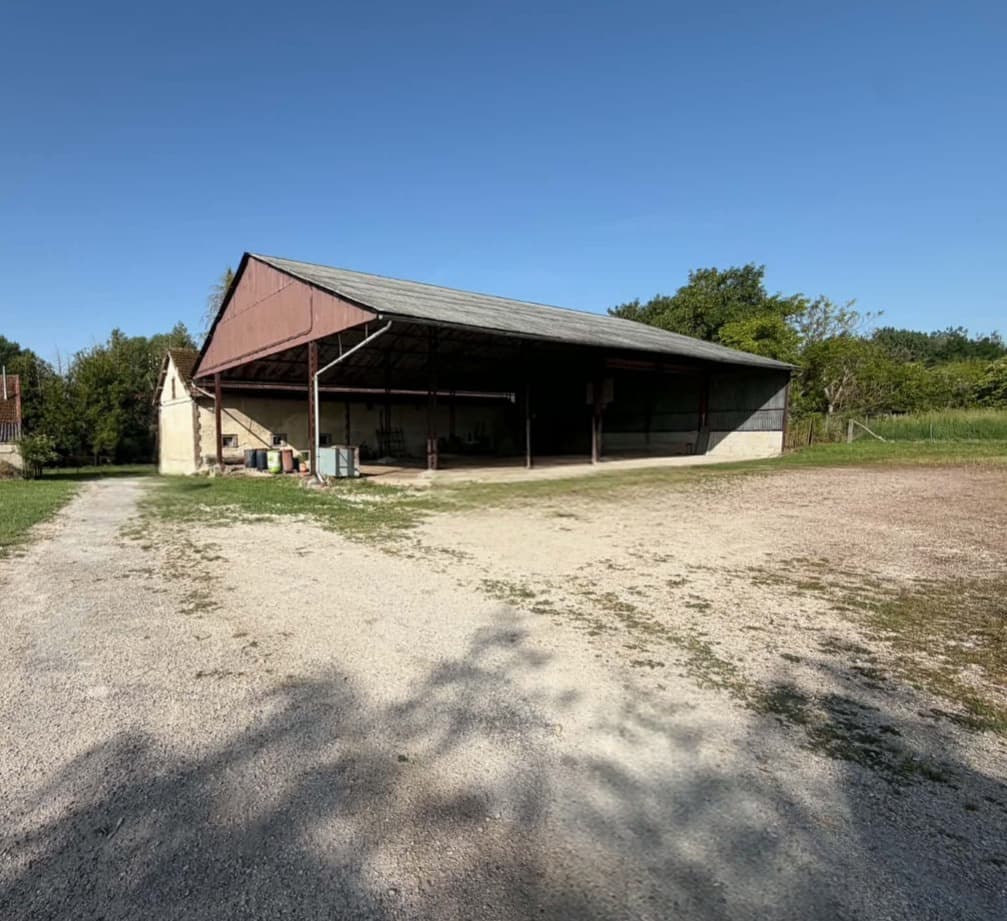 MARIGNY LE CHATEL - HANGAR et TERRAIN — photo 1