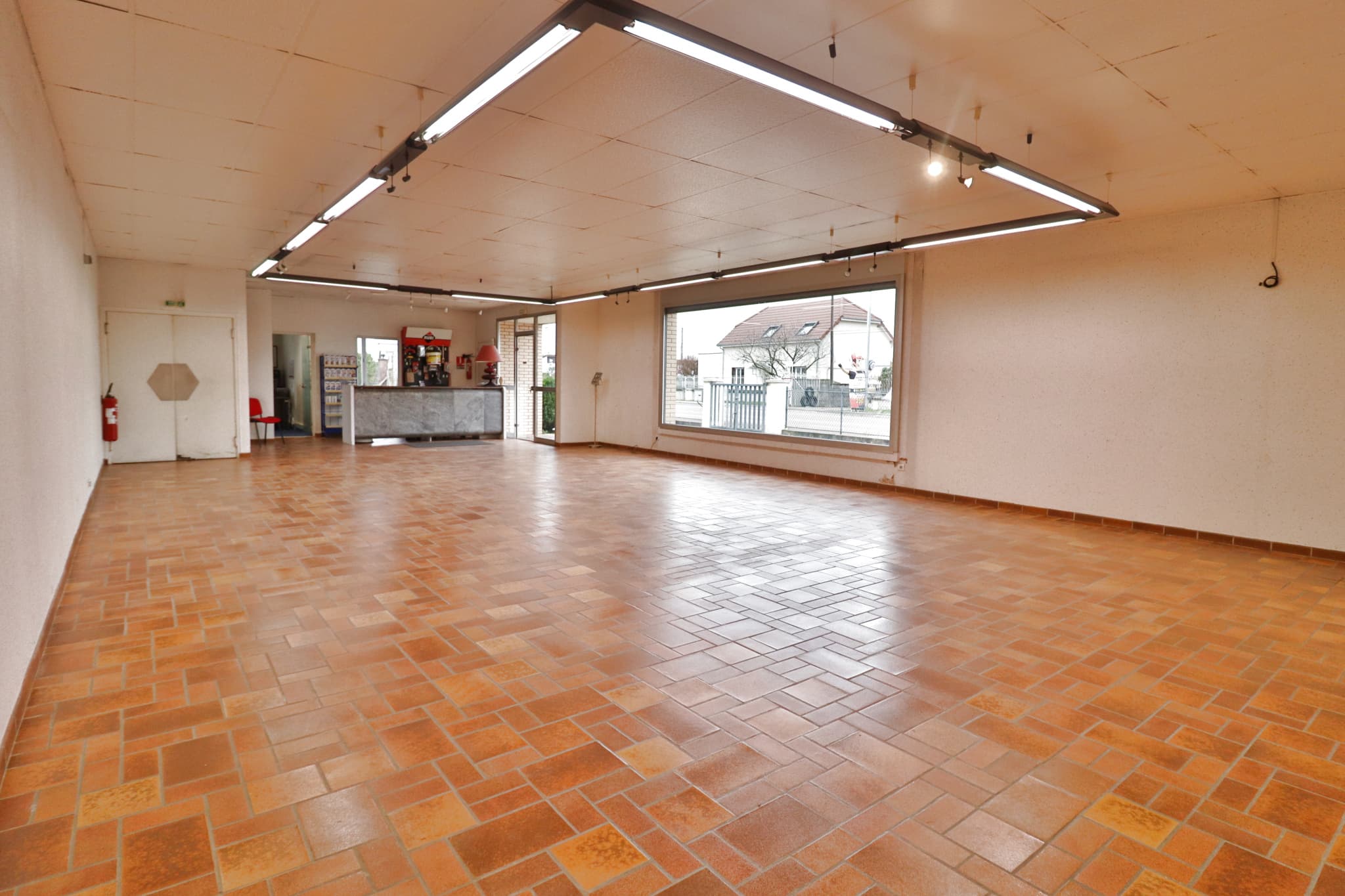 LOCAL COMMERCIAL - 330m2 - PONT-SAINTE-MARIE — photo 3