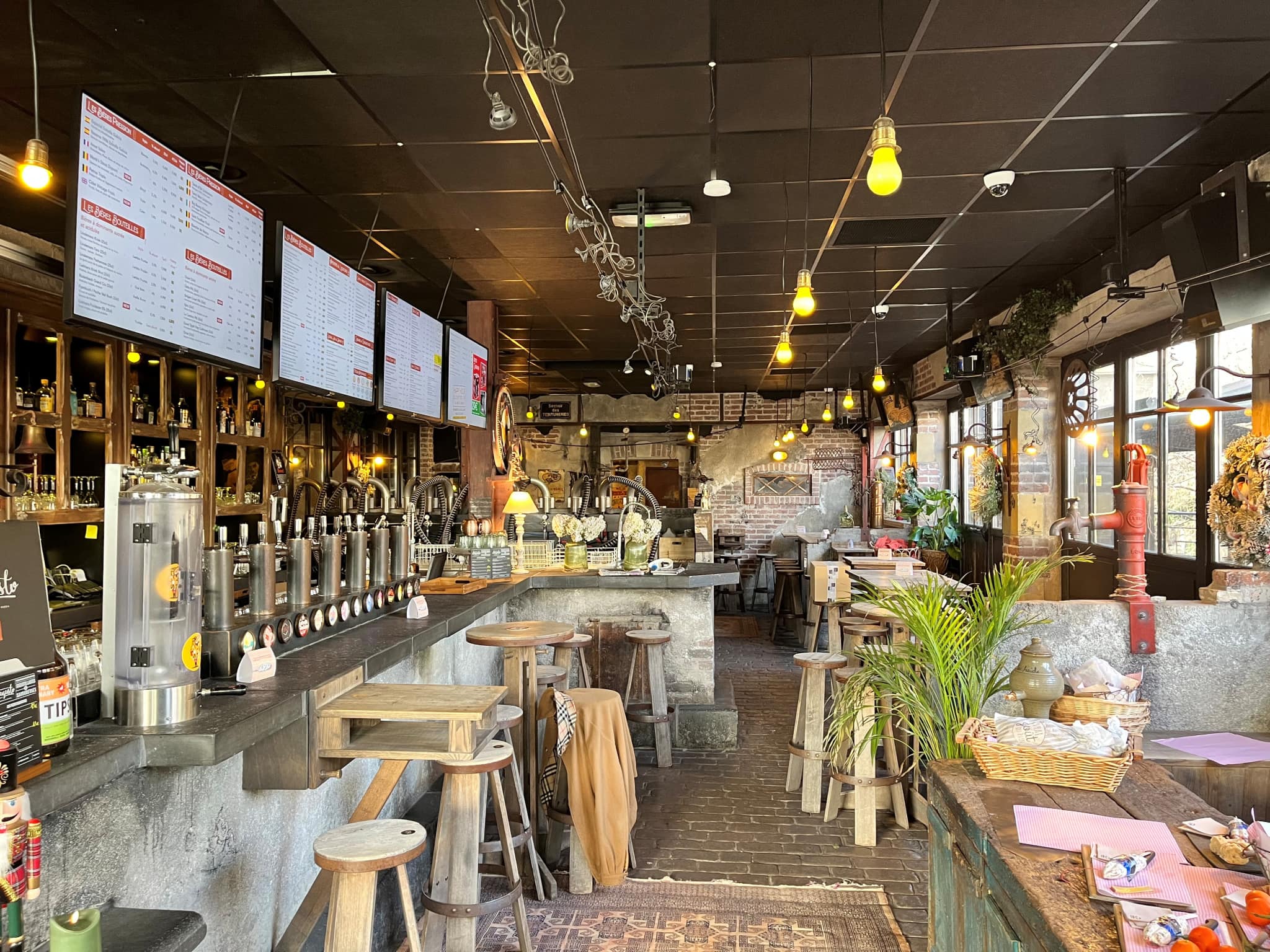 FOND DE COMMERCE 190 m2 BAR A THEME