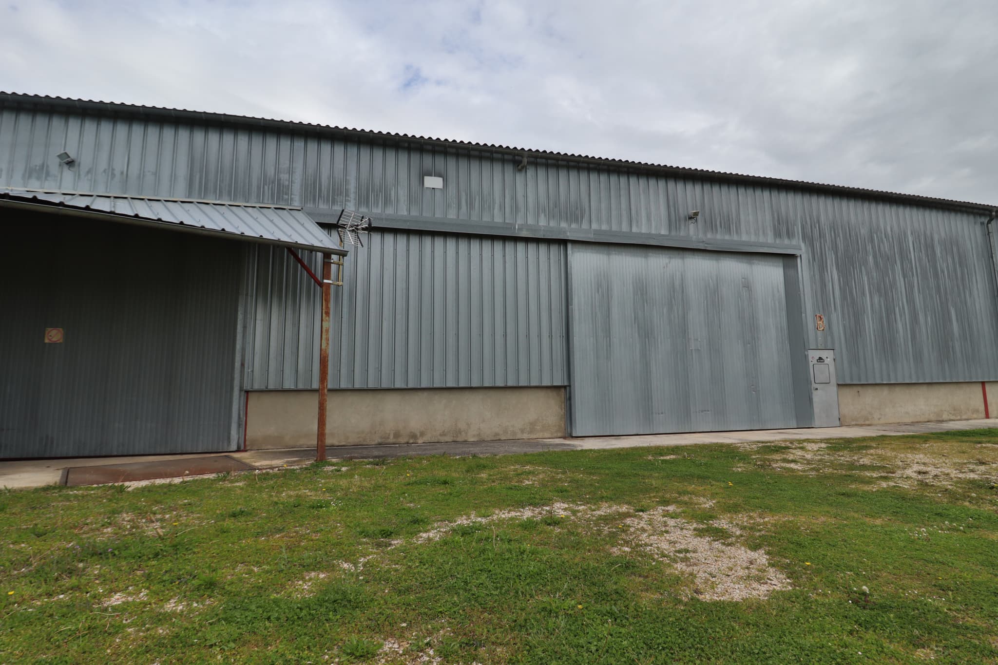 HANGAR VILLACERF — photo 2