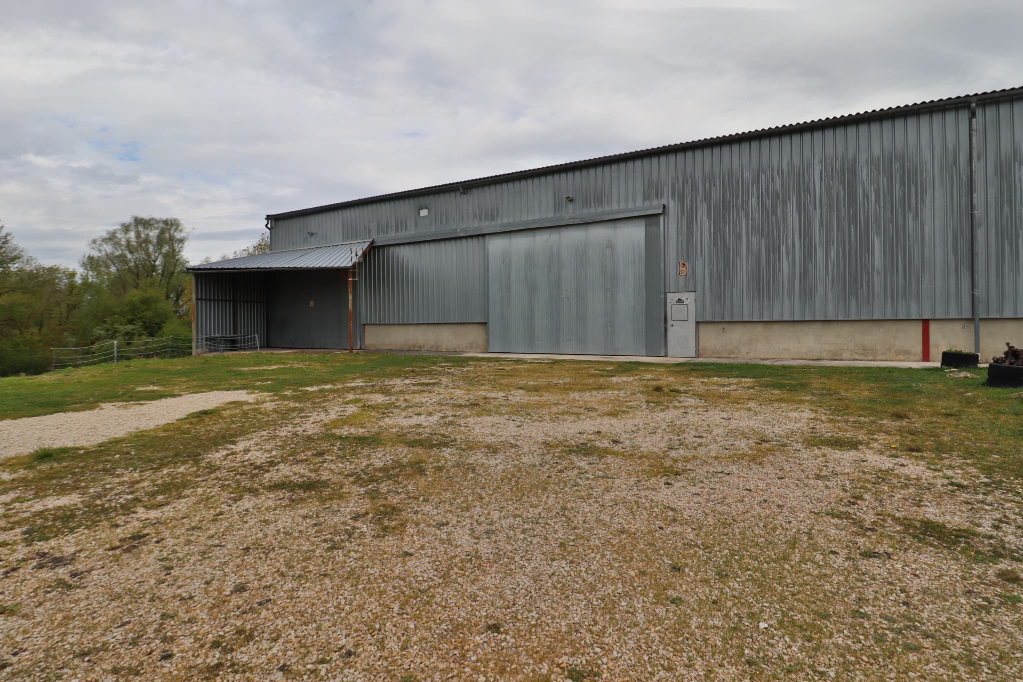 HANGAR VILLACERF — photo 1