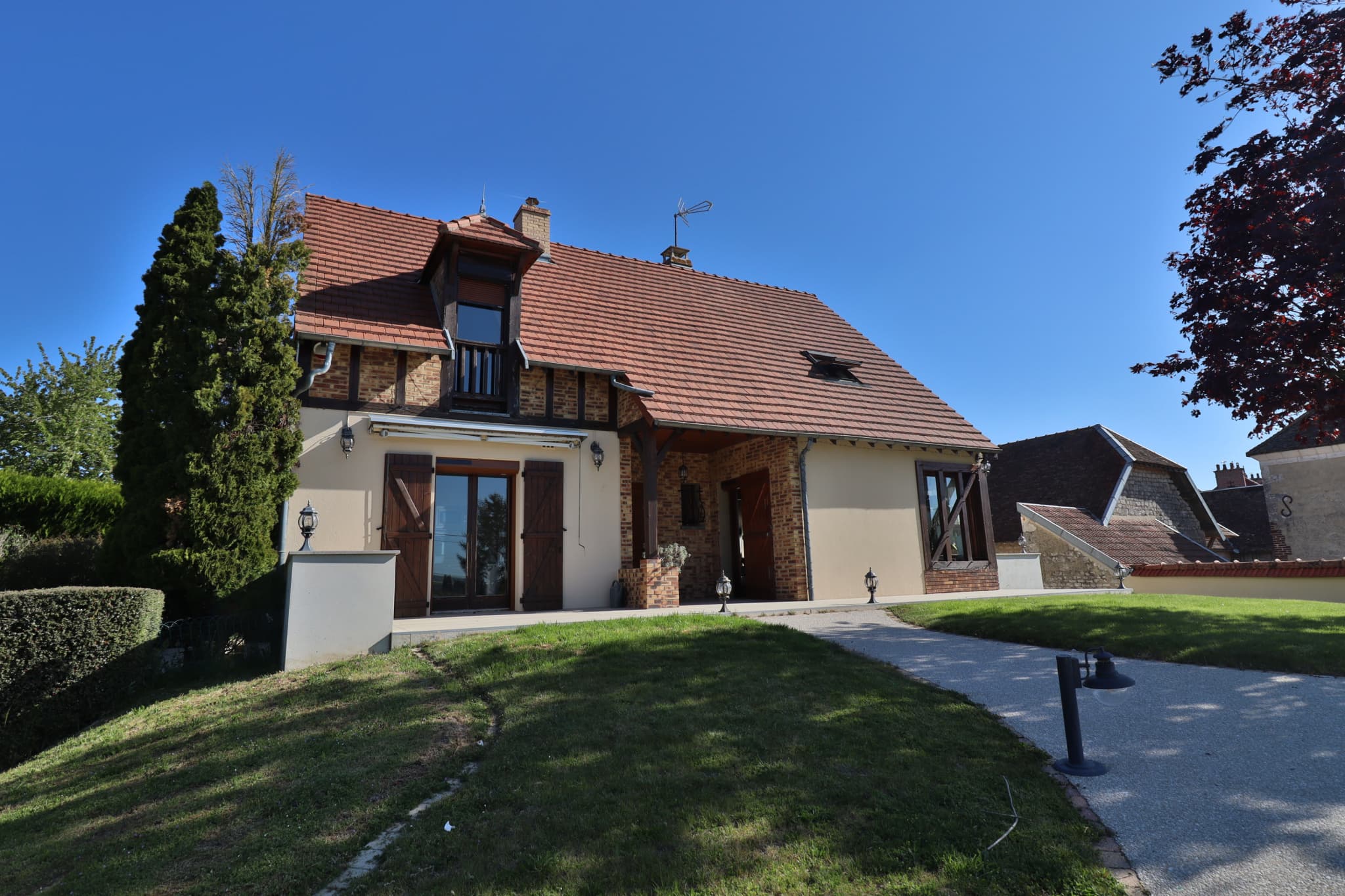Maison traditionnelle 142m2 - MONTGUEUX — photo 1