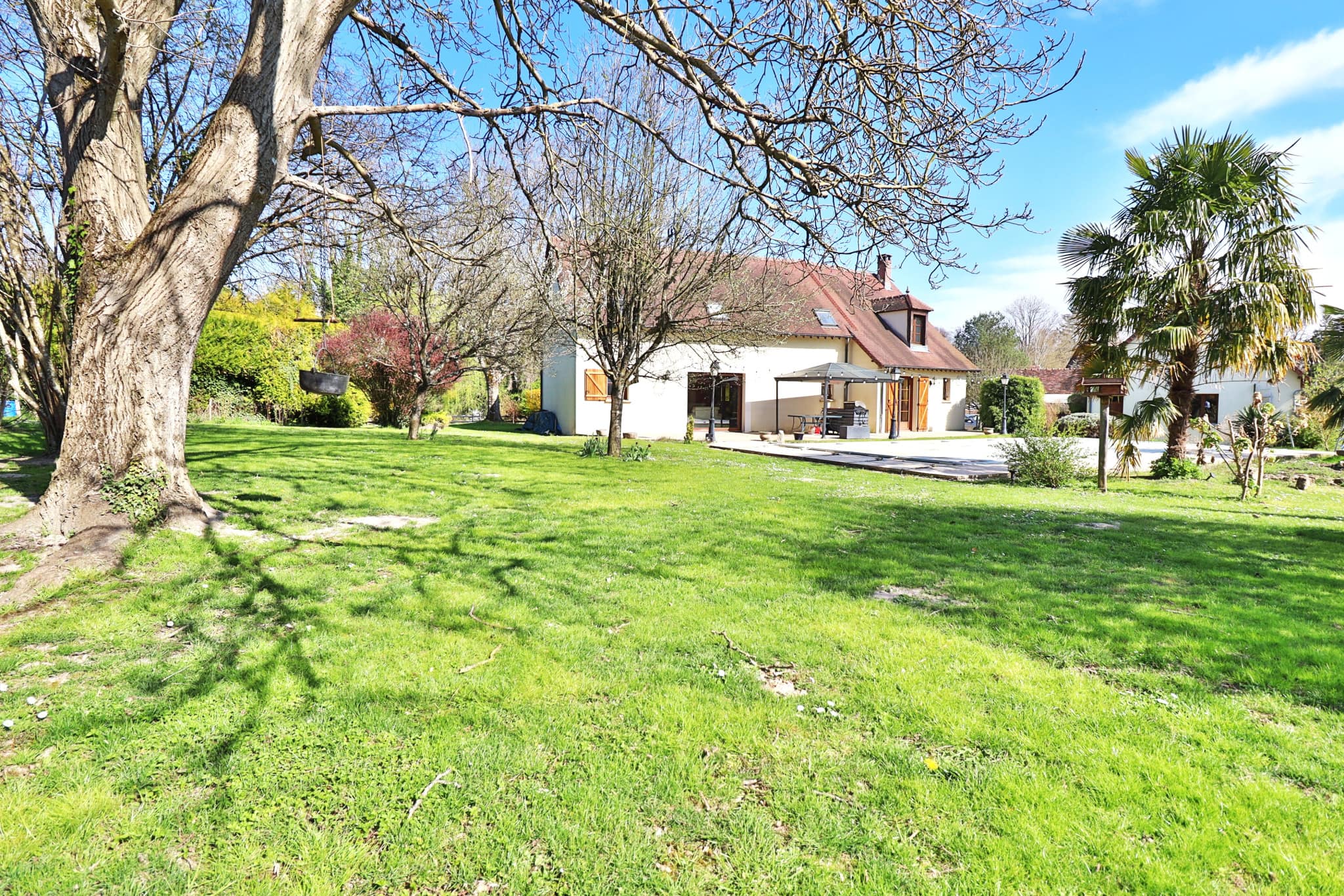 Charmante maison traditionnelle, 4 chambres, double garage et piscine chauffée 11x5m.