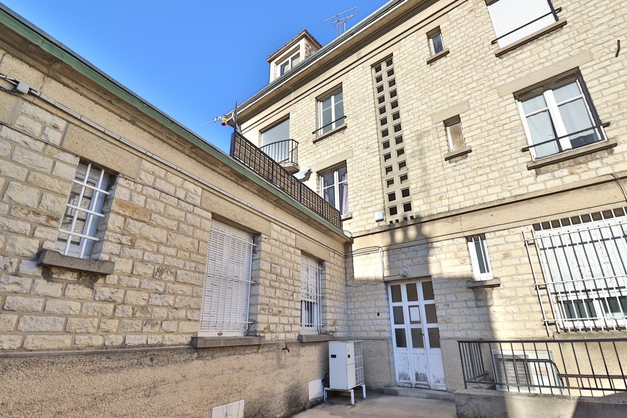 TROYES - HYPER CENTRE - T5 MEUBLE — photo 1