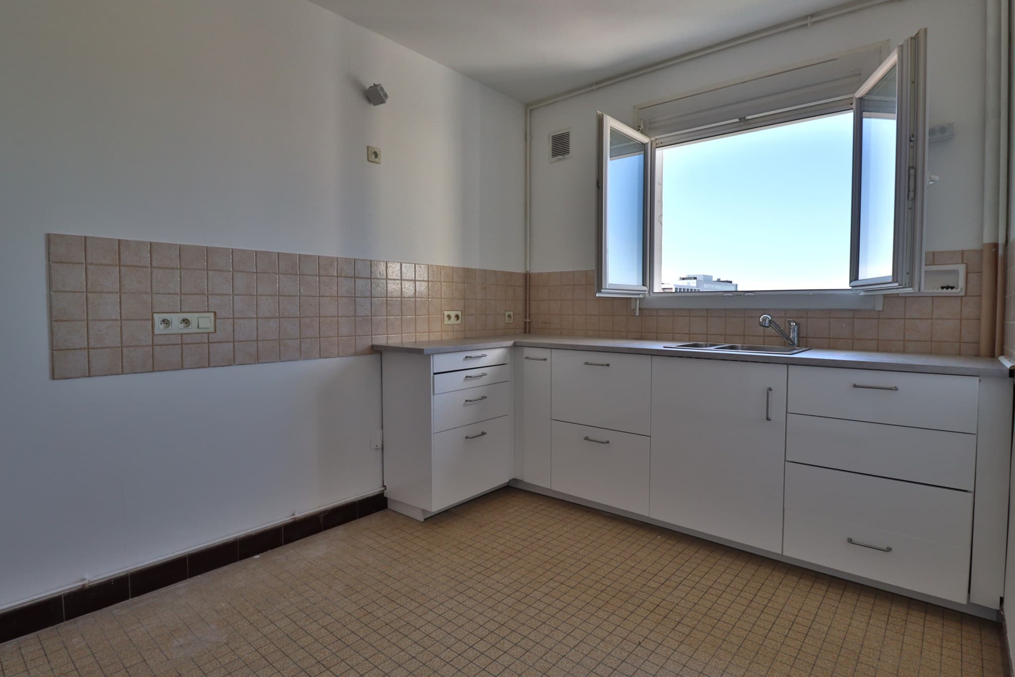 TROYES - APPARTEMENT T2 AVEC BALCON ET PARKING — photo 4