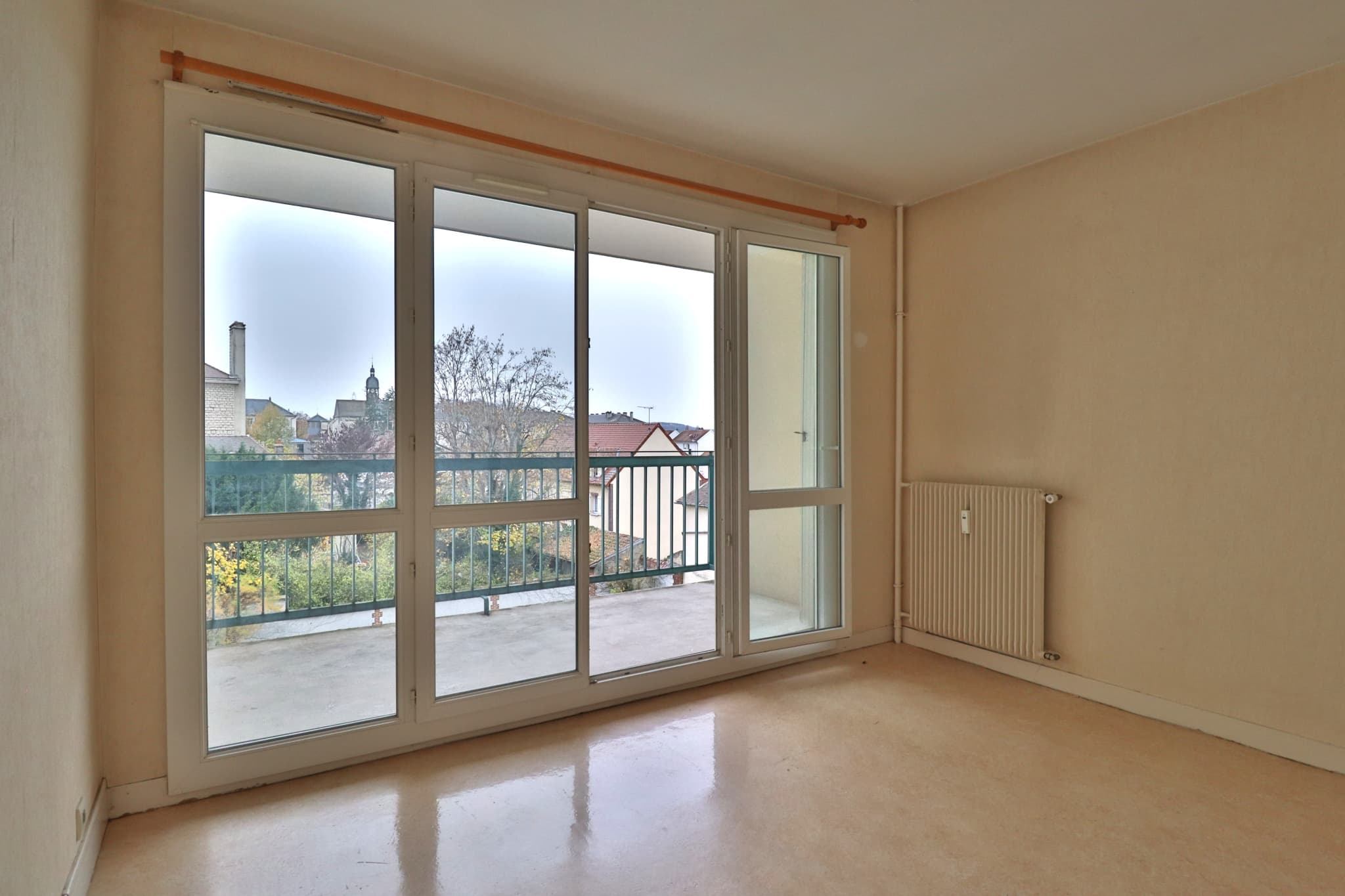 TROYES - APPARTEMENT T4 AVEC BALCON, CAVE ET PARKING — photo 1