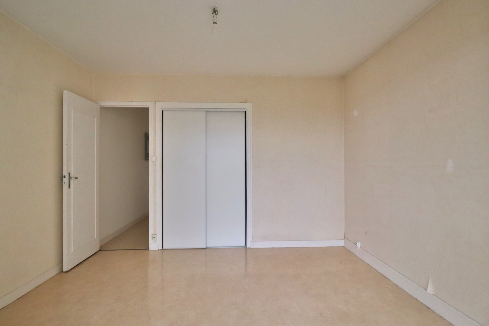 TROYES - APPARTEMENT T4 AVEC BALCON, CAVE ET PARKING — photo 7