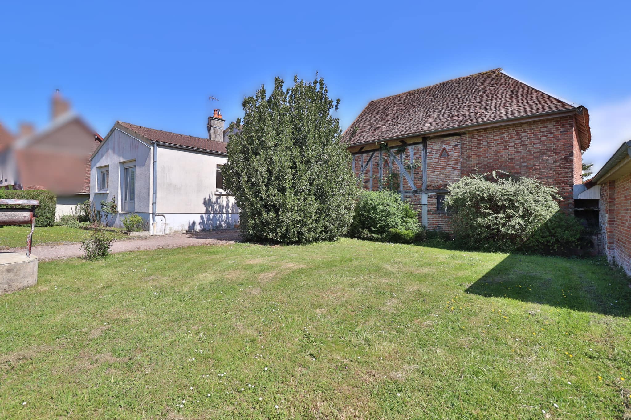 MESNIL-SAINT-PERE, coeur de village à quelques pas du lac d'orient, Maison type 4, garage et grange.