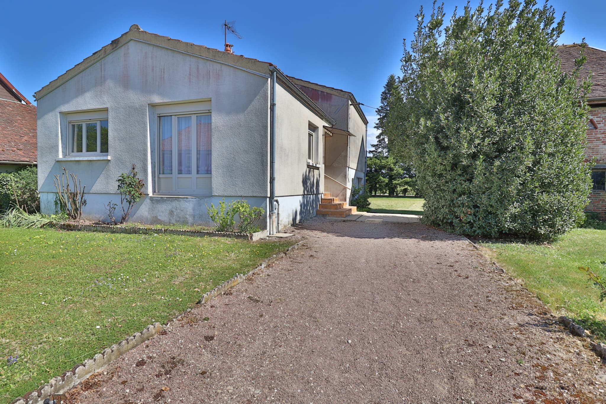 MESNIL-SAINT-PERE, coeur de village à quelques pas du lac d'orient, Maison type 4, garage et grange. — photo 2