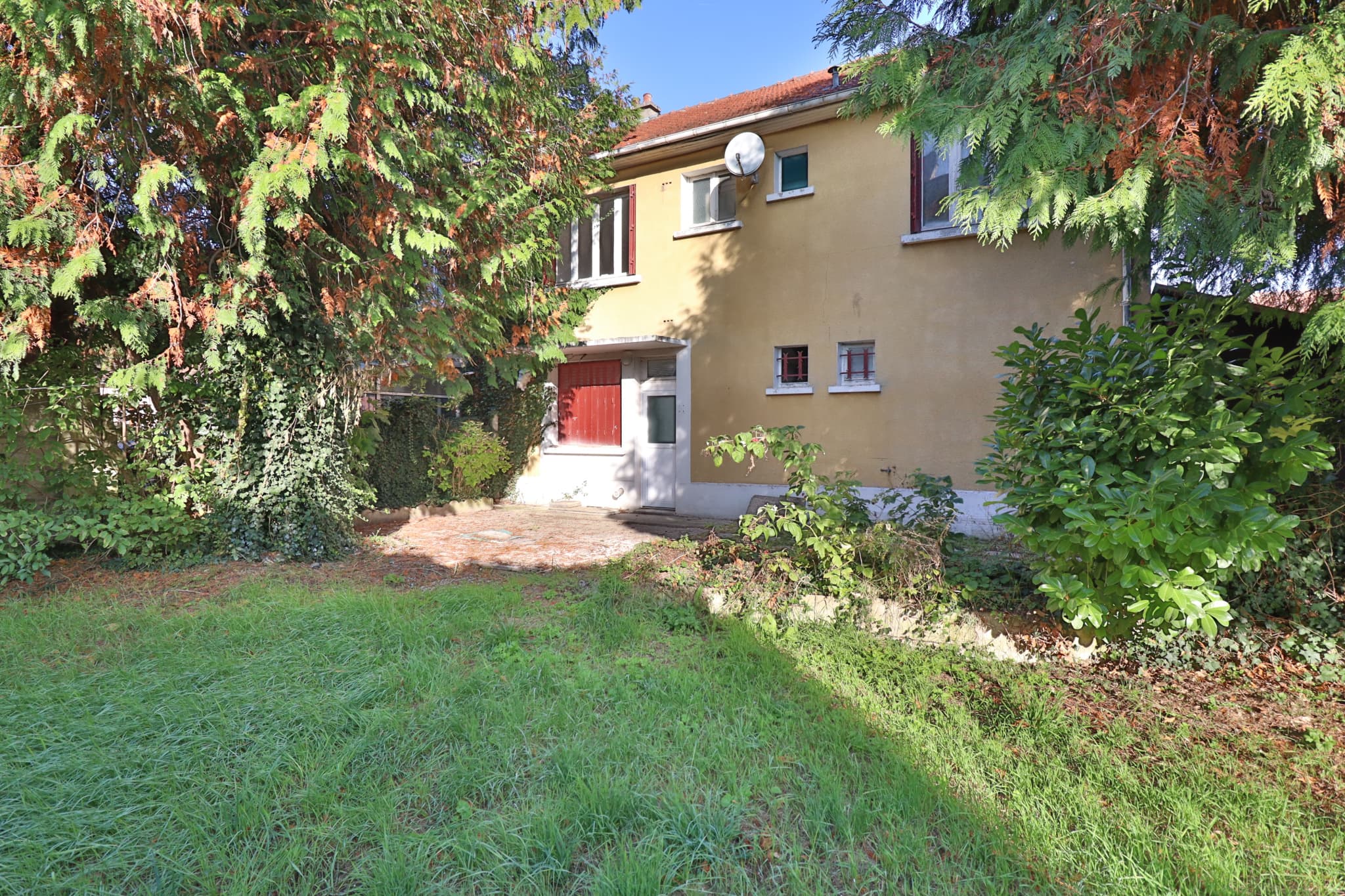 SAINT JULIEN LES VILLAS Maison de 163m2 à usage d'habitation ou commerce, avec jardin et cave. — photo 1