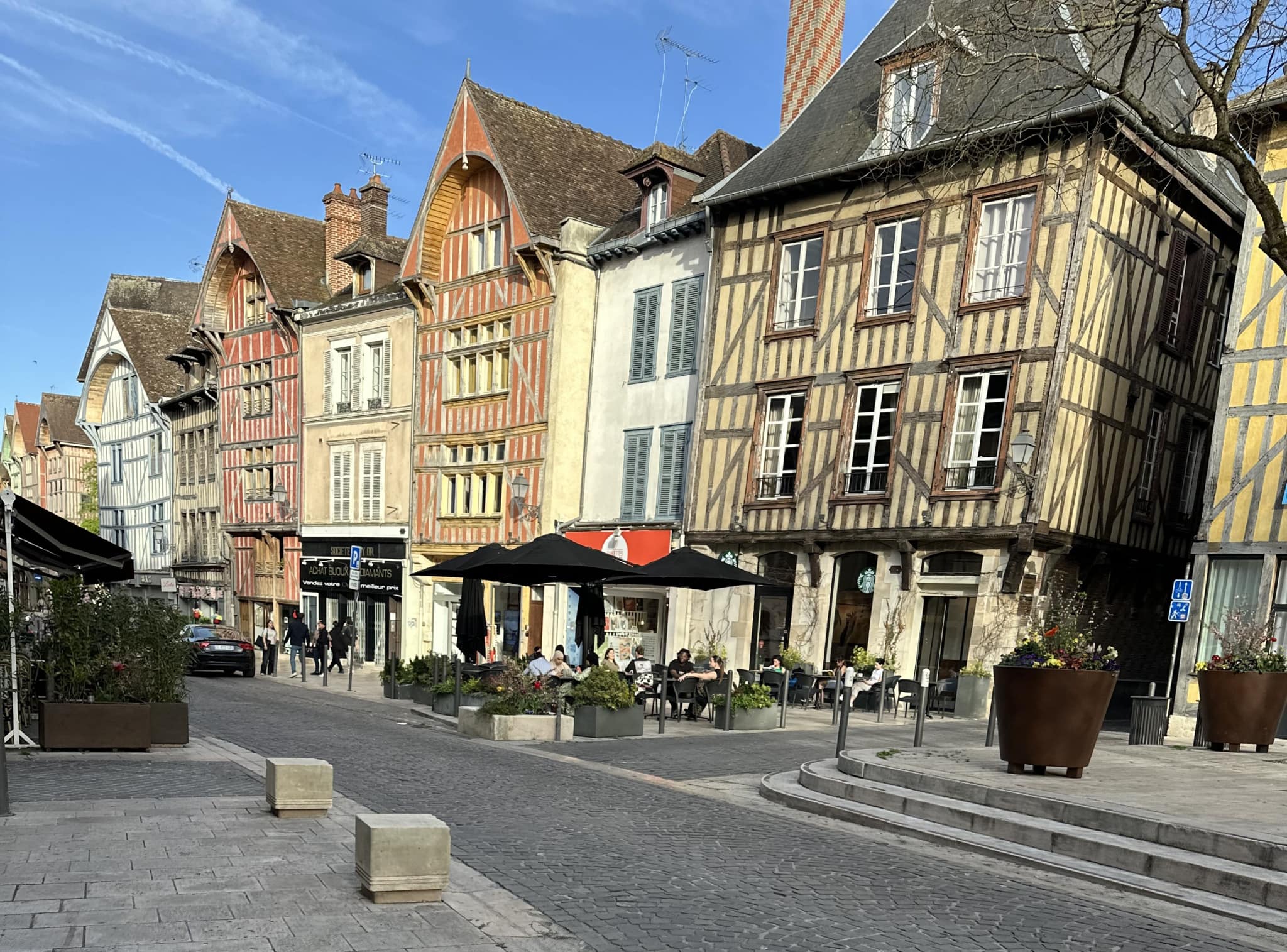 TROYES - Hyper centre - Immeuble de rapport en pleine propriété.