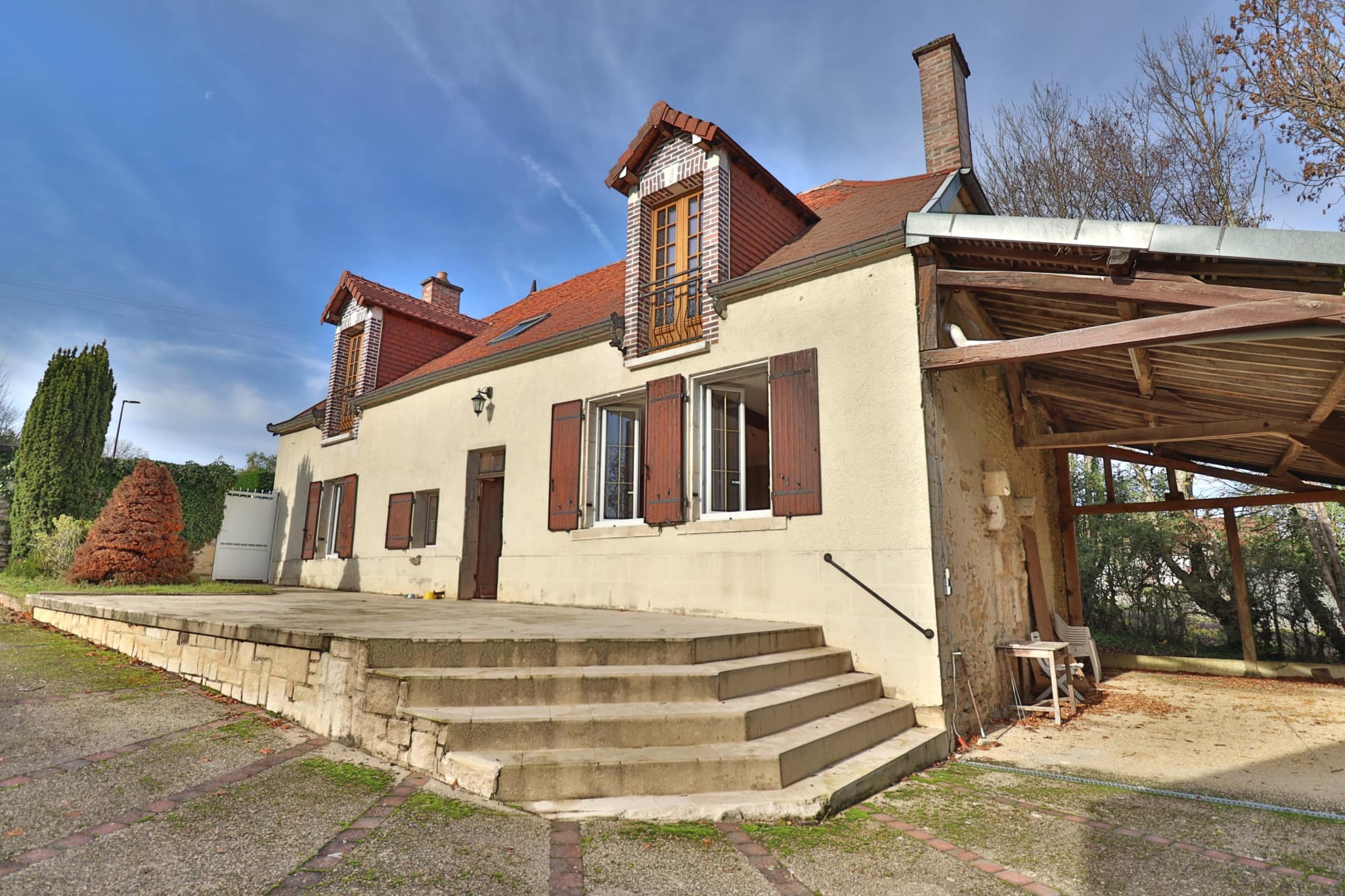 CHAOURCE - BELLE MAISON AVEC TERRAIN, PISCINE, DEPENDANCES