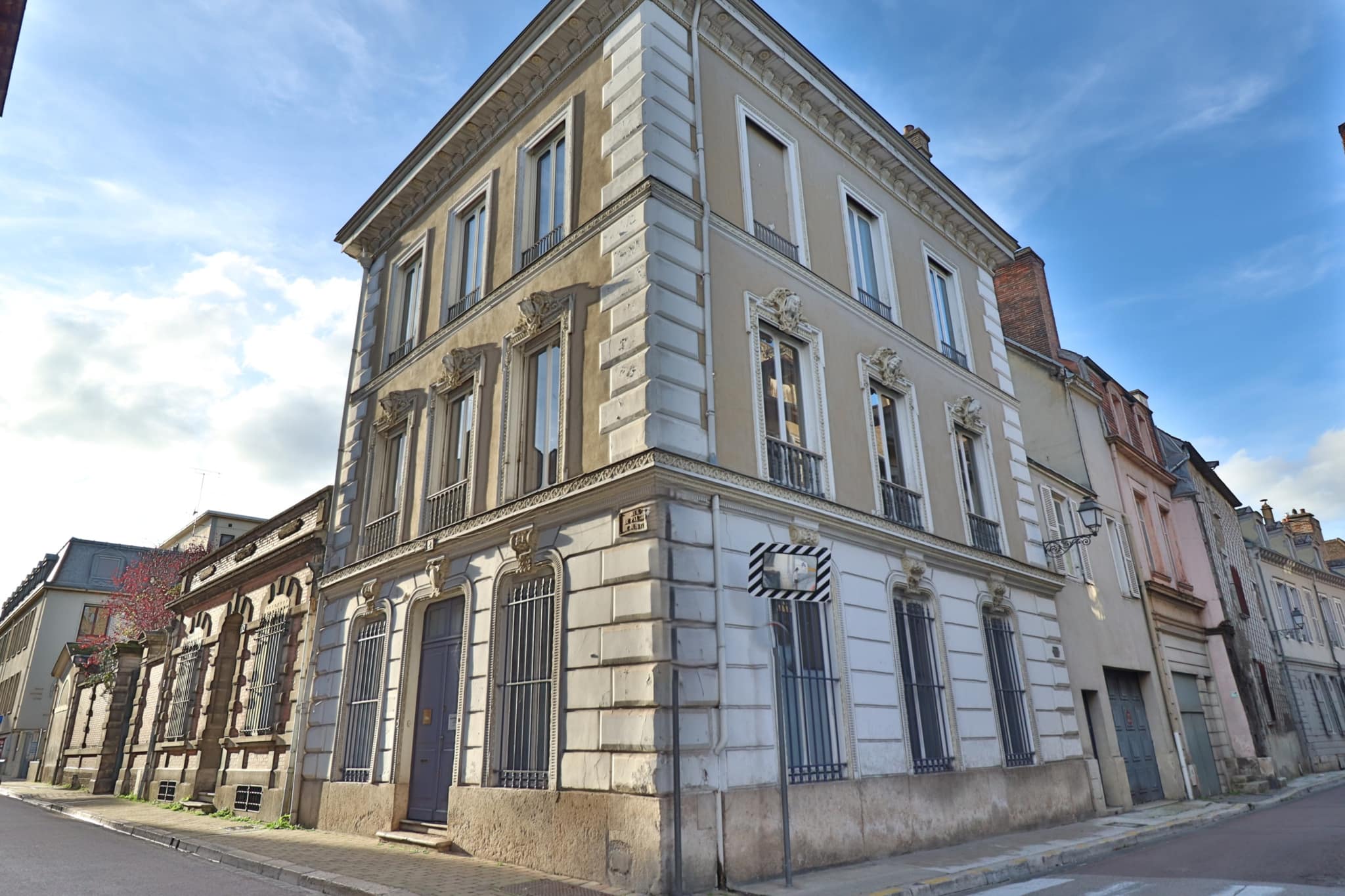 TROYES, maison 260m2 usage mixte avec local pro au RDC.
