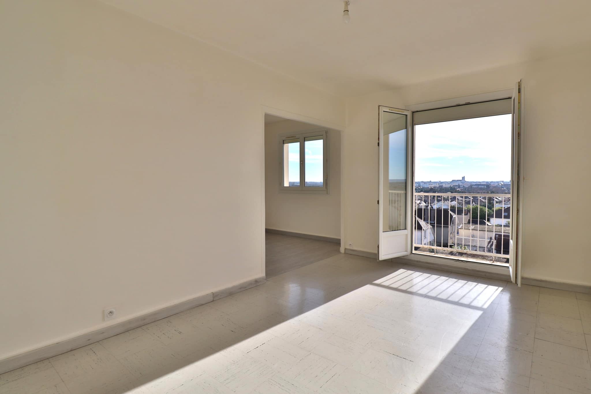 LA CHAPELLE ST LUC - APPARTEMENT T4 AVEC BALCON
