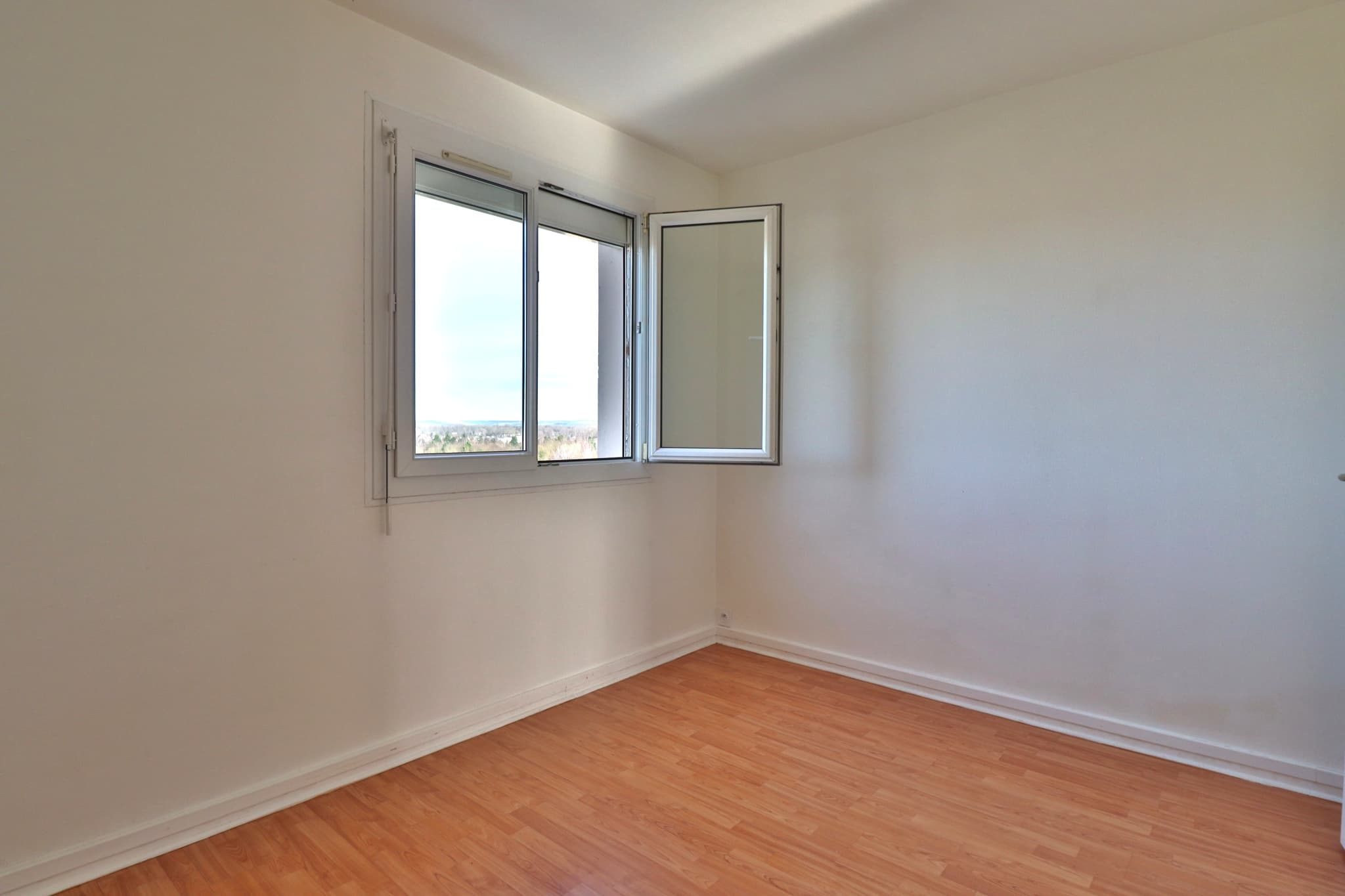 LA CHAPELLE ST LUC - APPARTEMENT T4 AVEC BALCON — photo 5