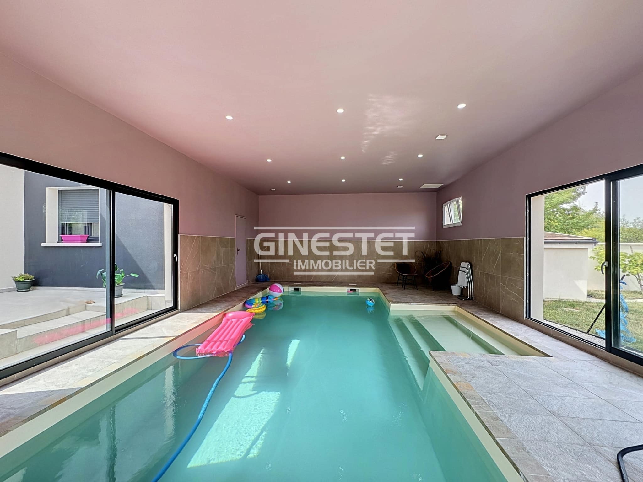 CULOISON, Villa 348m2, 4 chambres, un appartement de 54m2 et piscine intérieure.