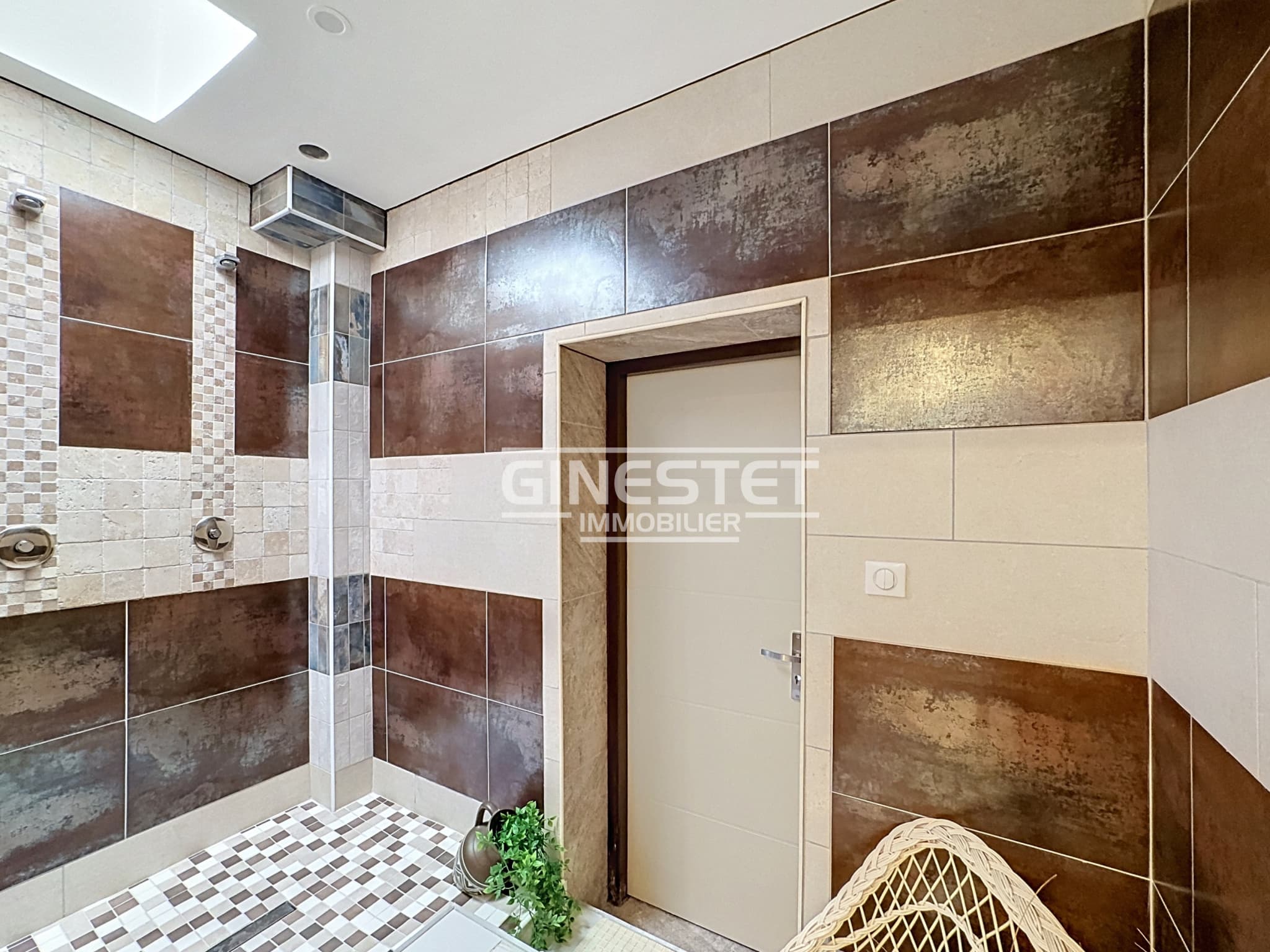 CULOISON, Villa 348m2, 4 chambres, un appartement de 54m2 et piscine intérieure. — photo 16