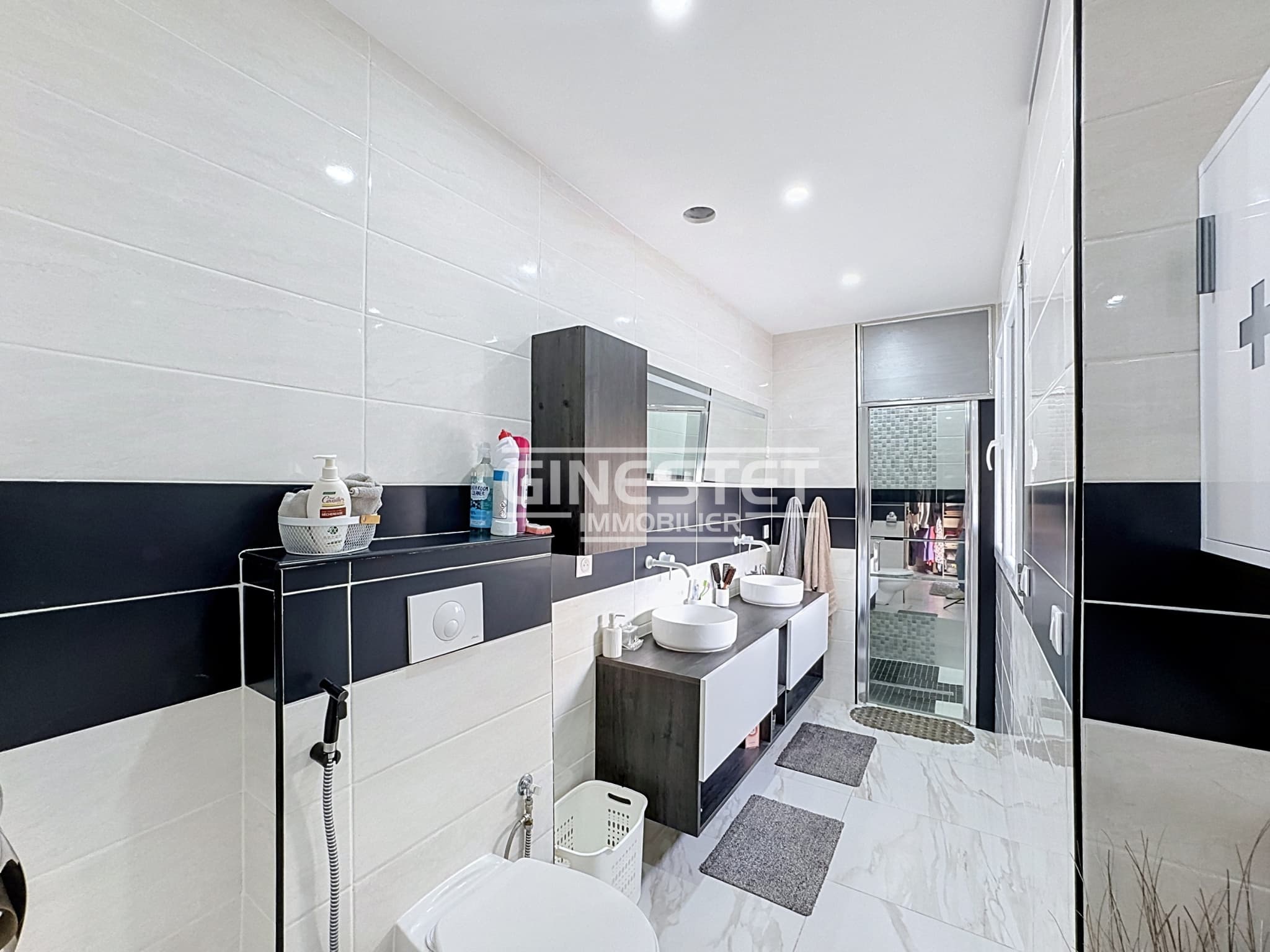 CULOISON, Villa 348m2, 4 chambres, un appartement de 54m2 et piscine intérieure. — photo 11