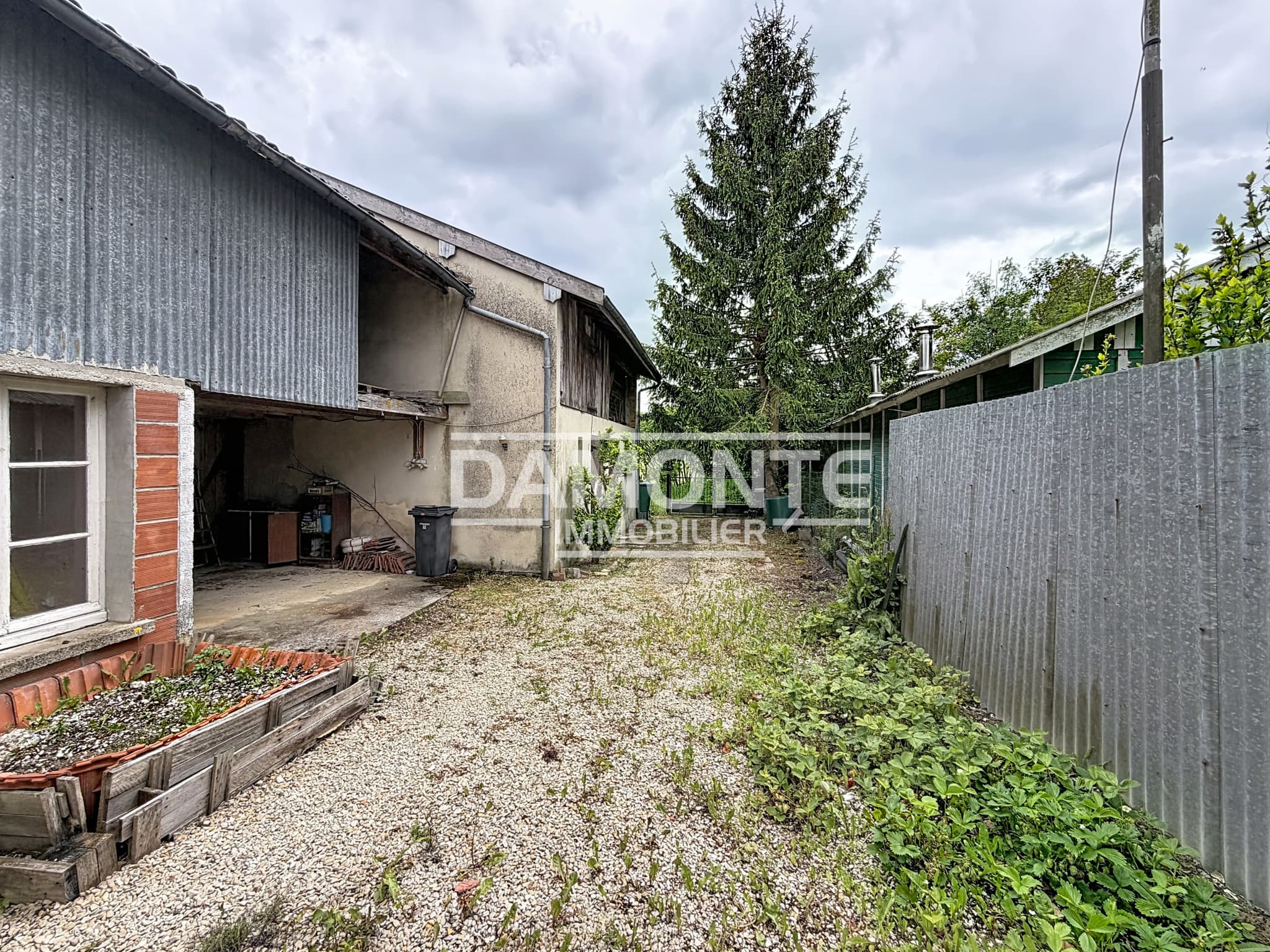 Maison familiale de type 5 à rénover — photo 2
