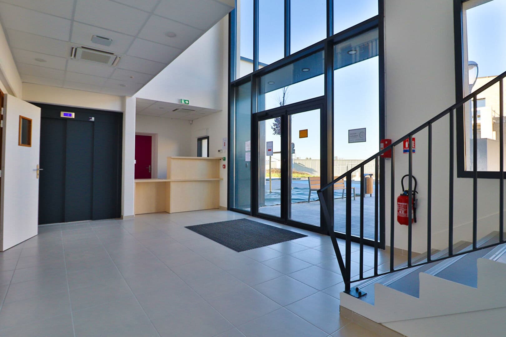 LOCATION LOCAL PROFESSIONNEL FAGNIERES G838 — photo 3